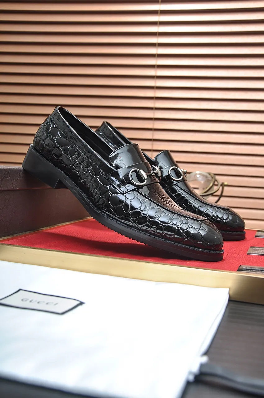 Men's shoes💰460💶Italy's top luxury men's shoe giant [GUCCI] has arrived in new style🍃Original European style🔰 Pleasant to the eye😍In order to make the shoes more durable and non-deformable🌀The production continues to follow traditional methods but there is still no lack of innovation💪The original sheepskin is chosen for the leather♻Smooth, natural and extra bright⭐Made of imported cowhide, the first choice of the rich 38-45 (45 customized)